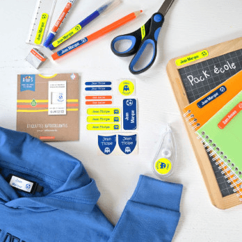 Étiquettes et tampons A-qui-S pour identifier les affaires scolaires
